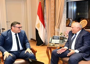 وزير الإسكان ومحافظ الوادى الجديد يتابعان موقف المشروعات المختلفة التى تنفذها الوزارة