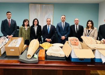 وزير الخارجية يتفقد القطع الأثرية المصرية المستردة في القنصلية العامة في نيويورك