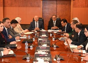 وزير الصناعة والنقل يبحث مع محافظ ومستثمري قنا تحديات المناطق الصناعية بالمحافظة وسبل حلها