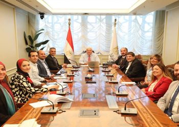 وزير التعليم العالي يجتمع بفريق عمل مؤسسة شباب القادة