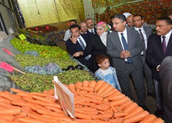 وزير التموين يوجه ببدء طرح الخضر والفاكهة بالمجمعات الاستهلاكية بالشراكة مع القطاع الخاص