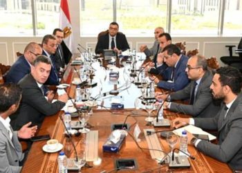 وزير الإسكان يتابع مع مسئولى الشركة السعودية المصرية للتعمير معدلات تسويق بعض مشروعات هيئة المجتمعات العمرانية الجديدة