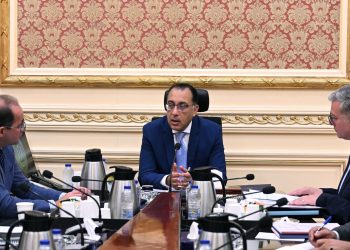 رئيس الوزراء يتابع إجراءات توفير المنتجات البترولية وخطوات زيادة حجم الإنتاج