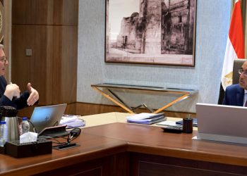 رئيس الوزراء يتابع مع وزير البترول سداد مستحقات الشركاء الأجانب