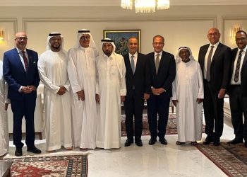 وزير الخارجية يعقد اجتماعاً مع عدد من المستثمرين الإماراتيين