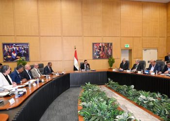 وزير الإسكان يستعرض الموقف التنفيذى لمشروعات زيادة إمداد محطة مياه القاهرة الجديدة