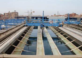 وزير الإسكان يتابع منظومة الصرف الصحى والصناعى بالعاشر من رمضان