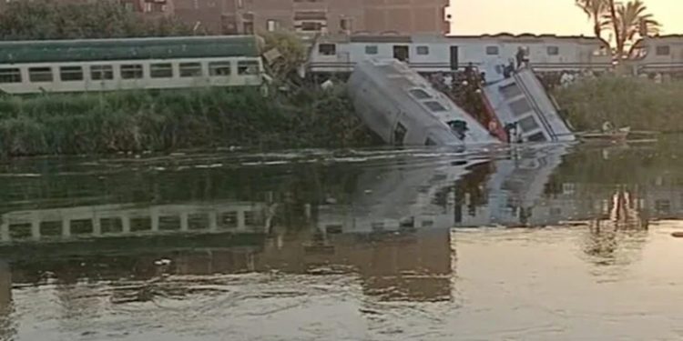عاجل.. تصادم قطارين سكة حديد في المنيا وسقوط عربات في ترعة الإبراهيمية