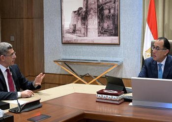 رئيس الوزراء يتابع مع الرئيس التنفيذي لوكالة الفضاء المصرية عدداً من ملفات العمل