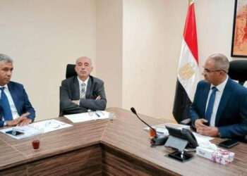 نائب وزير الإسكان يلتقي مسئولي إحدى الشركات المحلية المتخصصة في صناعة مكونات مشروعات الصرف الصحي