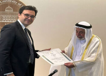 وزير الثقافة يُسلم سمو الشيخ الدكتور سلطان بن محمد القاسمي  حاكم الشارقة  “جائزة النيل للمبدعين العرب”