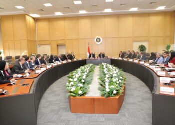 كامل الوزير يعقد اجتماعاً موسعاً مع وزير التعليم العالي والبحث العلمي