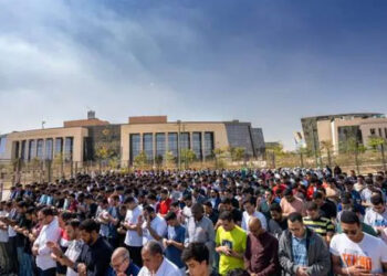 طلاب مصر للمعلوماتية يؤدون صلاة الغائب على ضحايا جامعة الجلالة