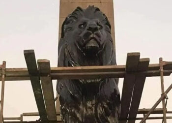 ما حقيقة تشويه أسدين قصر النيل بالدهانات ؟ .. رد قوي من نقيب التشكيليين