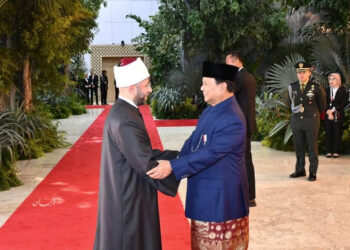 وزير الأوقاف يبلغ تهنئة الرئيس عبد الفتاح السيسي إلى الرئيس برابو سوبيانتو