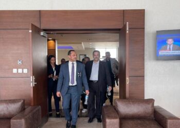 رئيس القابضة للمطارات يتفقد مطار برج العرب الدولي