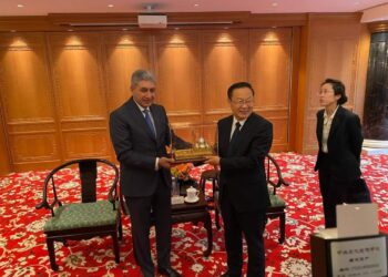 وزير السياحة يلتقي نظيره الصيني خلال زيارته الرسمية الحالية للعاصمة الصينية بكين