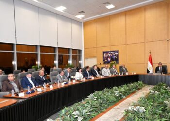 وزير الإسكان يلتقى مجموعة من المطورين العقاريين لبحث مشاركتهم فى فعاليات المنتدى الحضرى العالمى فى دورته الـ12