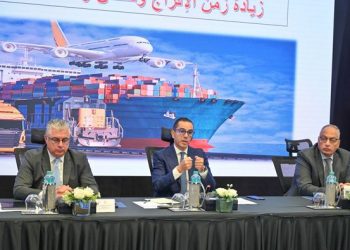 وزير الاستثمار يترأس اجتماع موسع لمناقشة ملف الإفراج الجمركي وفحص رسائل الواردات