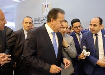 وزير الصحة يتفقد جناح «الفجر ميديكال» في معرض المؤتمر العالمي للصحة والسكان