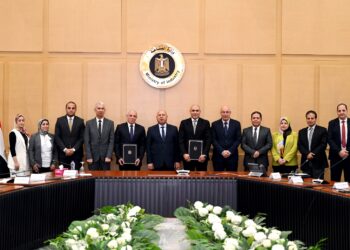 وزير الصناعة والنقل يشهد توقيع برتوكول تعاون بين الجهاز التنفيذي للمشروعات الصناعية والتعدينية وهيئة تنمية الصعيد