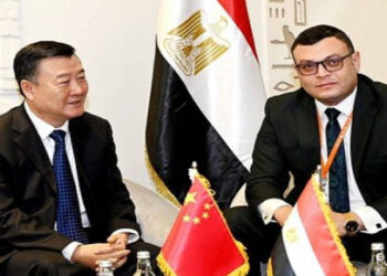 وزير الإسكان يبحث مع نظيره الصيني والسفير الصيني بالقاهرة سبل تعزيز وتعميق التعاون المشترك بين الجانبين