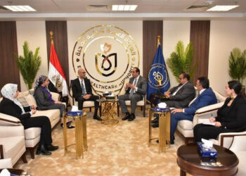 رئيس هيئة الرعاية الصحية يلتقي المدير الإقليمي لشركة فايزر لبحث سبل تعزيز التعاون وتبادل الخبرات