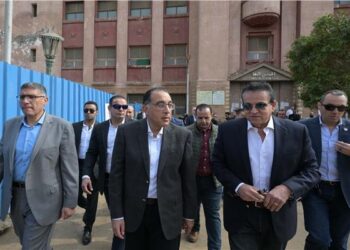 رئيس الوزراء يبدأ جولة تفقدية بعدد من المنشآت الصحية بمحافظتي الجيزة والقاهرة