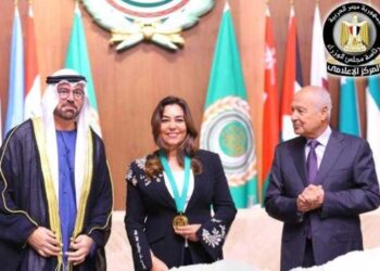 الأمين العام للجامعة العربية ووزير شؤون مجلس الوزراء بالإمارات يسلما وزيرة التنمية المحلية الجائزة