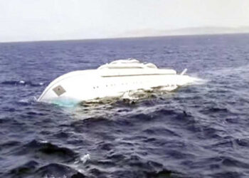 غرق لانش سياحي بالبحر الأحمر على متنه 31 سائحًا