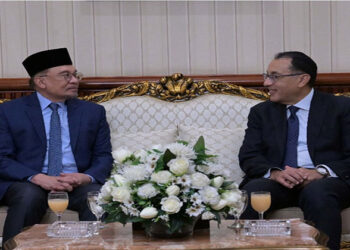 رئيس الوزراء يستقبل نظيره الماليزي بمطار القاهرة الدولي