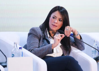 وزيرة التخطيط تتلقى تقريرًا حول مبادرة استبدال رصف الأسفلت ببلاط “الإنترلوك”