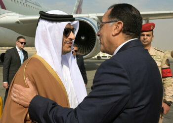 رئيس الوزراء يستقبل نظيره القطري بمطار القاهرة الدولي