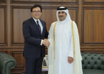 وزير الثقافة يلتقي نظيره القطري ورئيس مجلس أمناء “متاحف قطر” ضمن زيارته الرسمية للدوحة