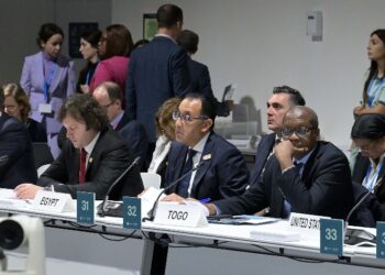 رئيس الوزراء يشارك في مائدة مستديرة حول تعزيز إجراءات التخفيف من آثار التغير المناخي