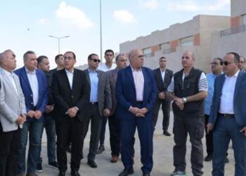 رئيس الوزراء يتفقد مجمع “الورش الحرفية” و”السكن البديل” بمنطقة شمال الحرفيين