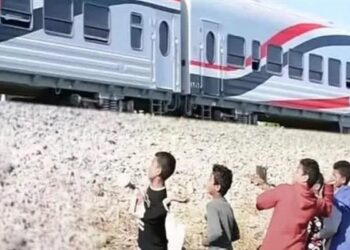 النقل تناشد المواطنين المشاركة للتوعية ضد رشق الأطفال للقطارات بالحجارة