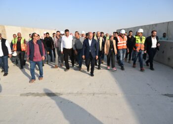 وزير الصناعة والنقل  يتفقد مواقع العمل بمشروع الخط الأول من شبكة القطار الكهربائي السريع