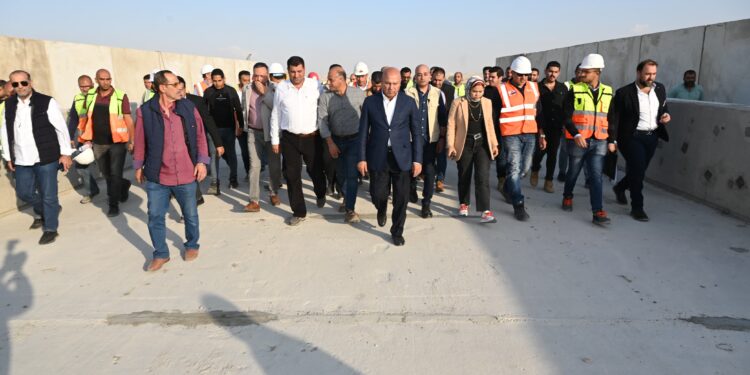 وزير الصناعة والنقل  يتفقد مواقع العمل بمشروع الخط الأول من شبكة القطار الكهربائي السريع