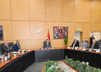 وزير الإسكان يستعرض الجهود المبذولة لتوطين الصناعات ذات الصلة بقطاع المرافق