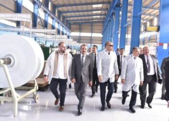 وزير العمل يختتم جولته في “العاشر من رمضان” بزيارة مصنعي الأمل الشريف وحكيم مصر باكو للبلاستيك