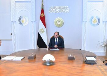 الرئيس السيسي يجتمع مع رئيس الوزراء ووزير الاستثمار والتجارة