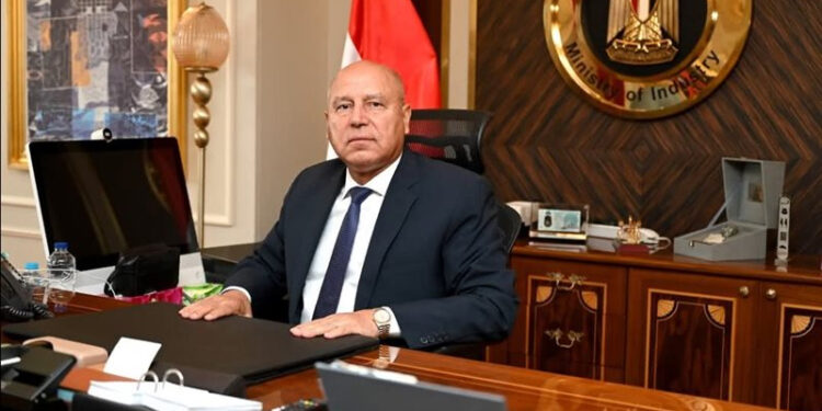 وزير الصناعة يلتقى المستثمرين بمحافظة الشرقية لحل مشاكلهم.. اليوم