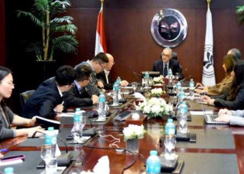 أكبر منتج للأقمشة المصبوغة والقمصان في العالم يبحث إنشاء مصنع في مصر