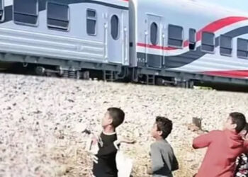 النقل تواصل مناشدتها  للمواطنين بالمشاركة معها فى التوعية من مخاطر ظاهرة رشق الاطفال للقطارات بالحجارة