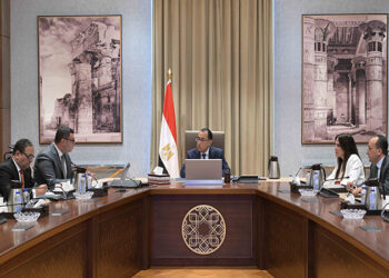 رئيس الوزراء يتابع مع وزير الإسكان الموقف التنفيذي لعددٍ من المشروعات