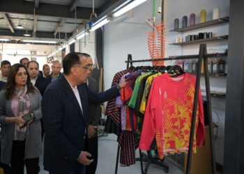 رئيس الوزراء يزور مصنع “أكاي” للملابس الجاهزة بالمنطقة الصناعية جنوب بورسعيد