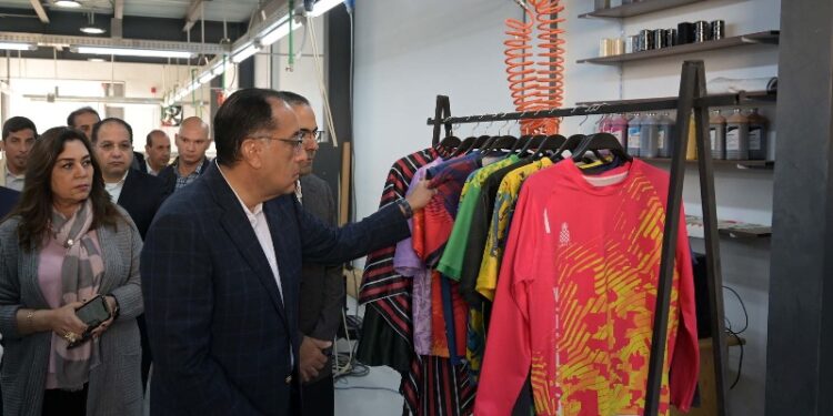 رئيس الوزراء يزور مصنع “أكاي” للملابس الجاهزة بالمنطقة الصناعية جنوب بورسعيد