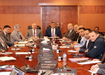 وزير الصناعة والنقل يبحث مع محافظ ومستثمري الجيزة تحديات المناطق الصناعية بالمحافظة وسبل حلها