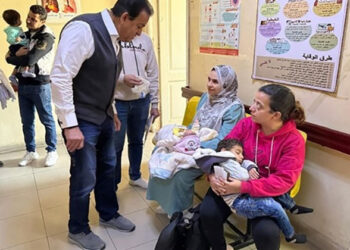 وزير الصحة يتفقد مركز طب أسرة الشيراتون ويعفي المديرة ويحيل المقصرين للتحقيق